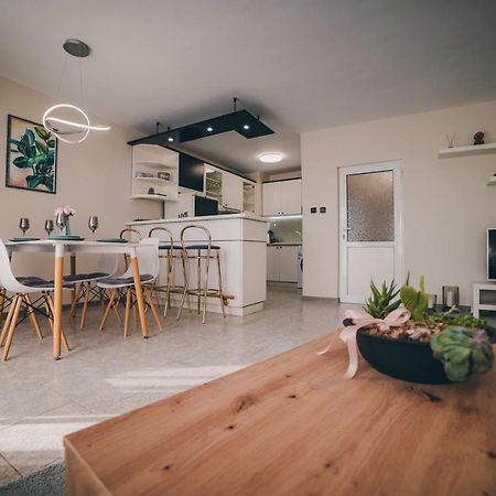 Unbeatable Location: New & Comfy Apartment Varna Esterno foto